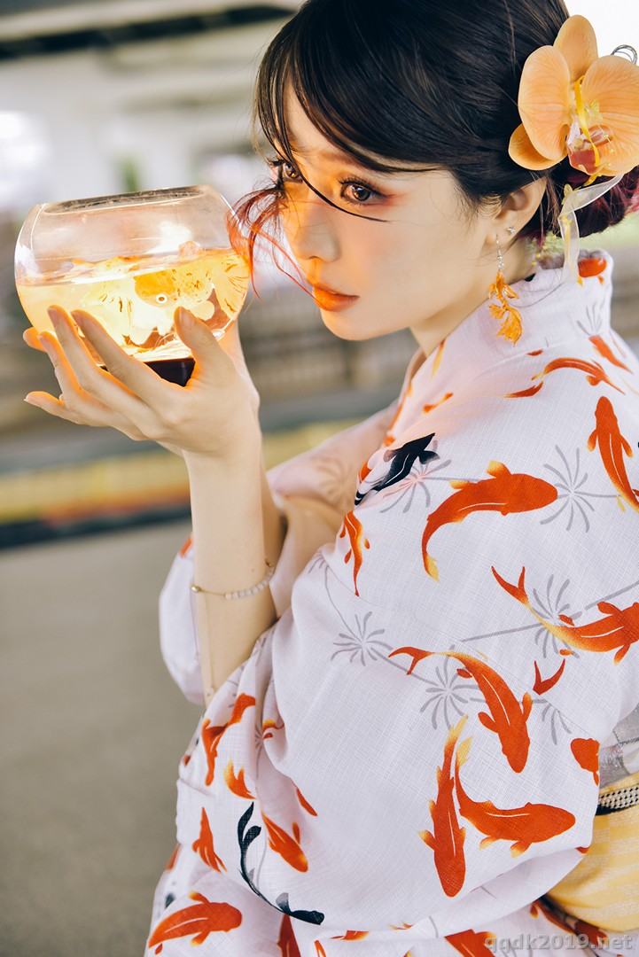 Coser-Ely-eee-ElyEE-Goldfish-Stroll-024.jpg