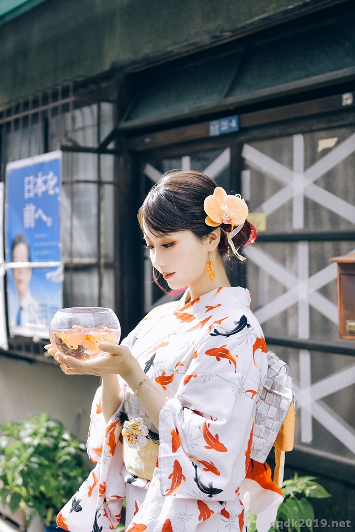 Coser-Ely-eee-ElyEE-Goldfish-Stroll-001.jpg