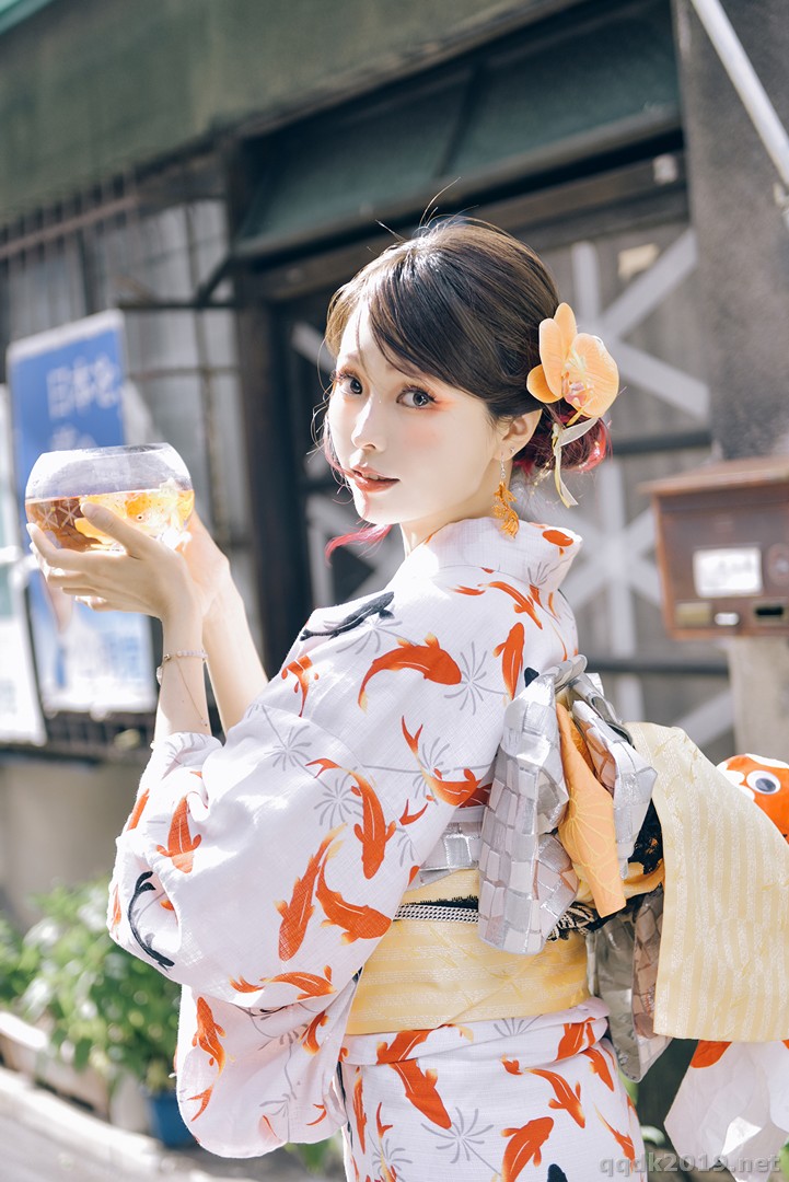 Coser-Ely-eee-ElyEE-Goldfish-Stroll-002.jpg