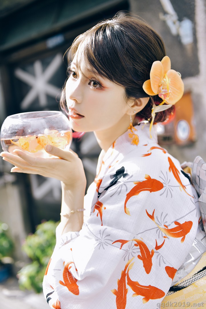 Coser-Ely-eee-ElyEE-Goldfish-Stroll-003.jpg