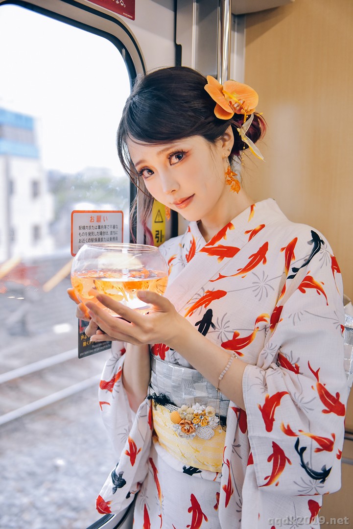 Coser-Ely-eee-ElyEE-Goldfish-Stroll-026.jpg