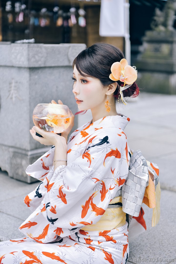 Coser-Ely-eee-ElyEE-Goldfish-Stroll-011.jpg
